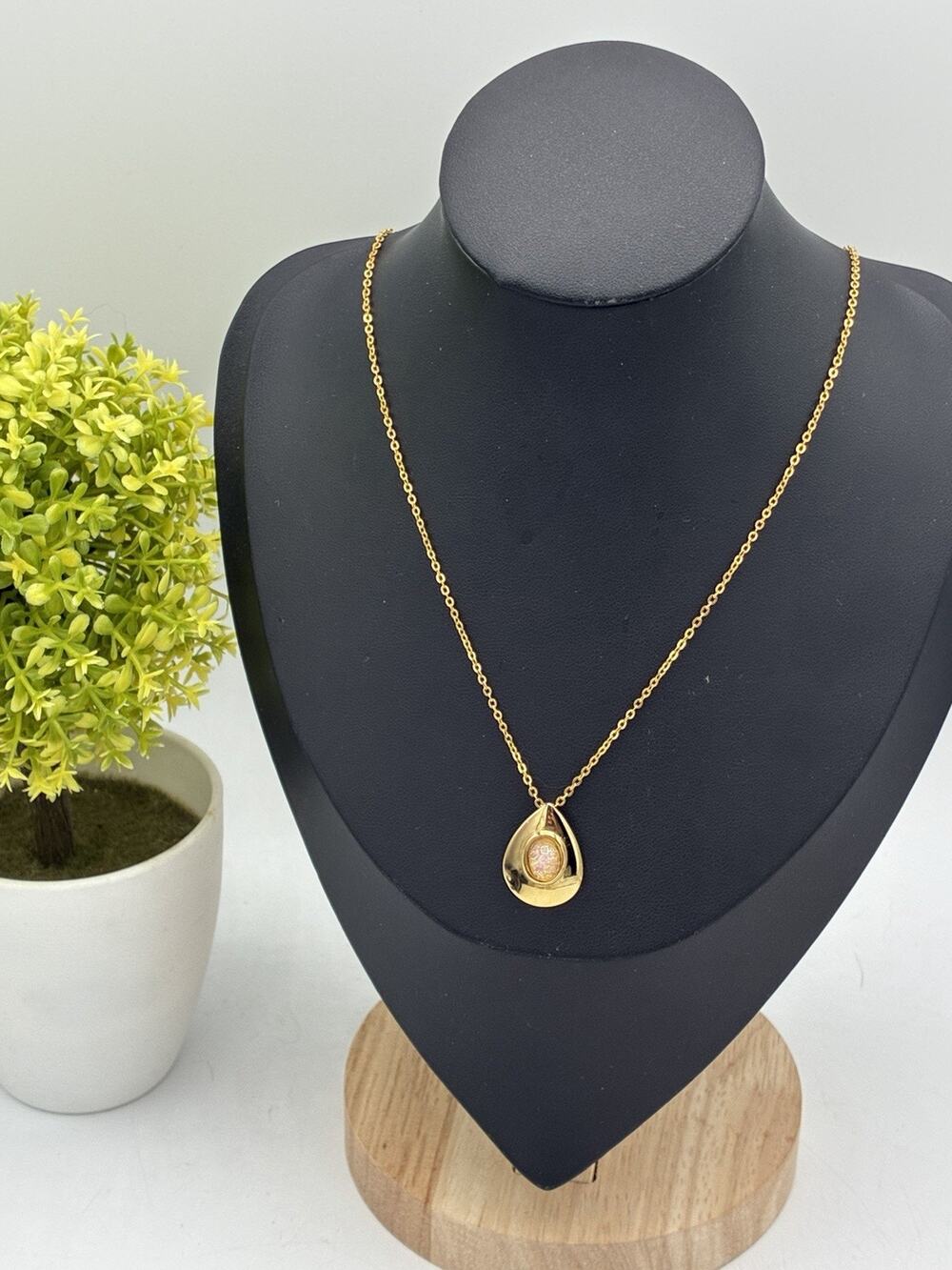 Vintage Gold Tone Teardrop Pendant Necklace Opal Glass Cabochon Cable Chain 17”